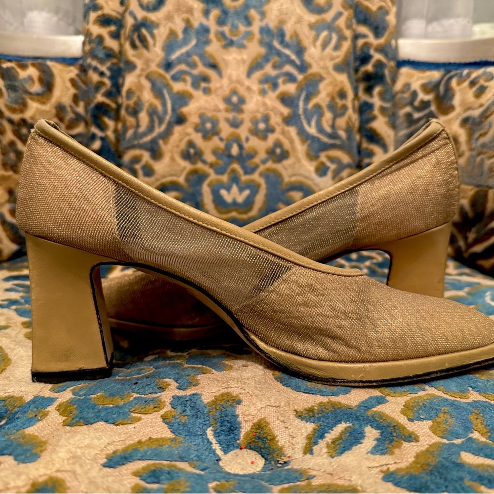 Beautiful vintage 1970’s Evan Picone slip on gold dress shoes